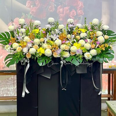 long horizonal condolences stand