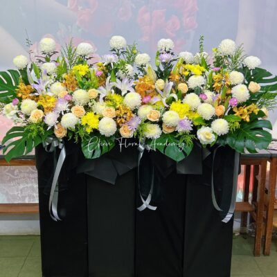 long horizontal condolences stand